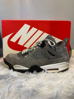 Jordan 4 Retro cool grey 41 - Säljer ett par Nike Air Jordan 4 Retro sneakers i grått med svarta och vita detaljer. Är använda men i bra skick, självklart öppen för prisförslag. Säljer också paketpris om fler skor köps. Obs: Kan vara repo!