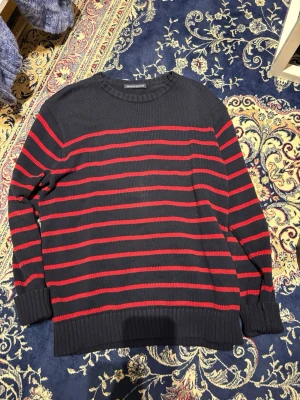 Randig stickad tröja Brandy Melville - Stickad tröja från Brandy Melville. Tröjan har rund halsringning, långa ärmar och ribbade muddar vid ärmslut och nederkant. Perfekt för en avslappnad och trendig look.