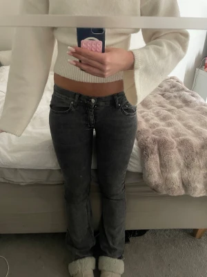 Gråa jeans  - Gråa jeans från Gina som är lite nedsydda. Säljer pågrund av att de inte kommer till användning🩷