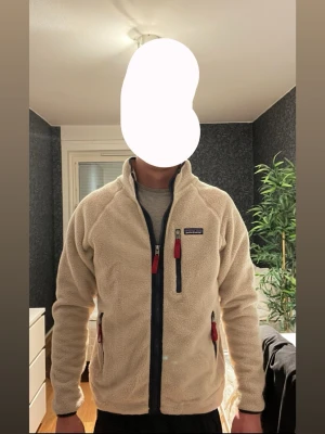 Patagonia Fleece - Hej! Säljer en fleecejacka som passar perfekt nu till våren och är knappt använd ☀️. Säljes då den inte kommer till användning längre, pris kan diskuteras vid snabb affär.