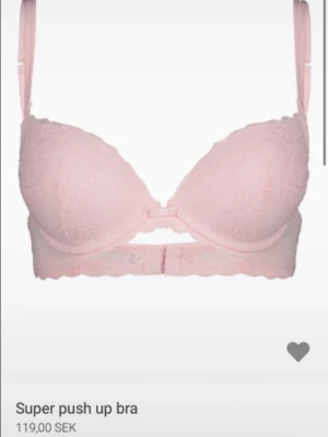 Super push up bh med spets - Super push up bh från Newyorker. Köpt på Vinted men var för liten. Bra skick men lite sliten.  PRIS KAN DISKUTERAS! 💕