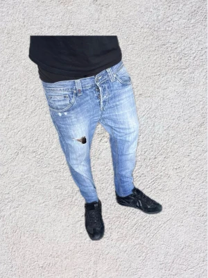 Dondup jeans - Feta dondup jeans bra skick. Snygga slitningar. Mått finns bara att fråga. Pris endast 399