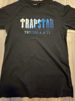Trapstar T-Shirt - Den perfekta sommartröjan för dig💯