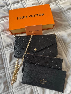 Svart väska - Svart väska kommer med dustbag och box. 