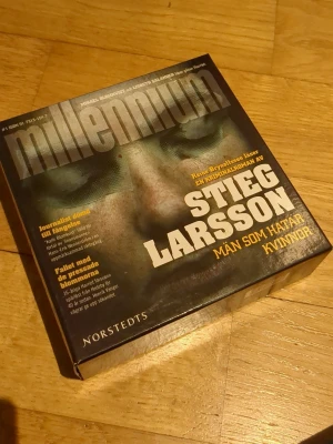 Män som hatar kvinnor ljudbok - Säljer ljudboken 'Män som hatar kvinnor' av Stieg Larsson, inläst av Reine Brynolfsson. Boxen innehåller 16 CD-skivor och har en svart och gul design. Perfekt för dig som gillar spänning och deckare.
