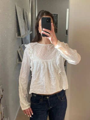 Vit blus  - Jättesöt vit blus från zara med spets- och volangdetaljer. OBS!! Blusen är i storlek L men skulle säga att den är väldigt liten i storleken och mer som en S/M!! Skriv om ni har några frågor. Kan tänka mig gå ner i pris💕💕