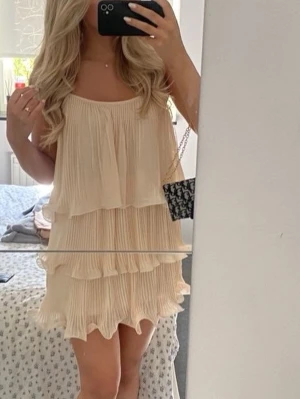 volang klänning - Super söt ljusrosa/aprikos klänning med super fina volanger. I toppen skick perfekt inför vår/sommar. Ifrån H&M strl S💕☀️   