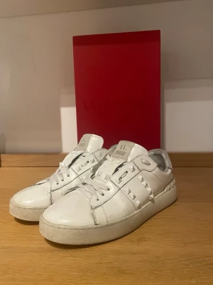 Vita Valentino Garavani Rockstuds - Vita Rockstuds i använt skick, de har defekter och saknar några nitar. Därav det låga priset, skriv vid frågor!