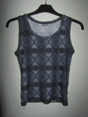 Casall träningstopp / fint skick Stl 36 /S  - Casall i Stl S / 36  vintage topp i elastisk material  Jättefint skick ! 