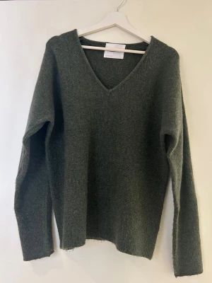 Grön stickad tröja  - Jättemysig grön stickad tröja med v-ringning, säljer eftersom den inte kommer till användning. Lite nopprig men annars bra skick. Köpte på Ullared men märket heter ”Samsa”. Hör av er för frågor/bilder 💕