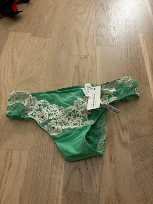 Gröna spets-trosor från Intimissimi NYA - Snygga gröna trosor från Intimissimi med dekorativa spetsdetaljer i vitt. Nya 