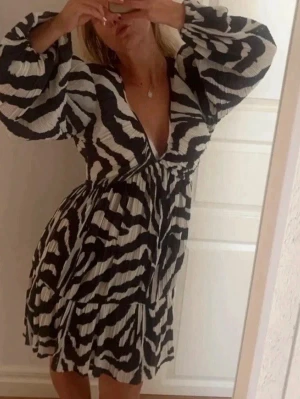 Zebra klänning  - Storlek m från H&M!!