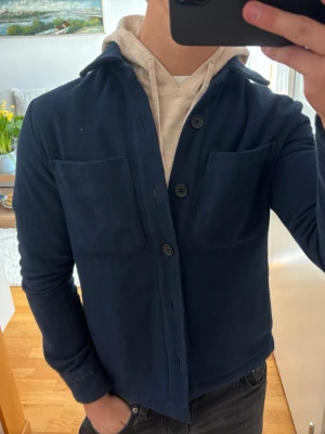 Mörkblå overshirt  - Mörklblå overshirt i orginal storlek xxs men sitter mer som en S. Modellen är ca 180, 70kg. Hör av er vid minsta fundering🙌🏽