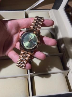 Ekstrand DayDate Roseguld/Grön - Daydate Klocka i roseguld och med grön urtavla klockan är kortare än vanligt så största läget är 16-17 cm inklusive uret!