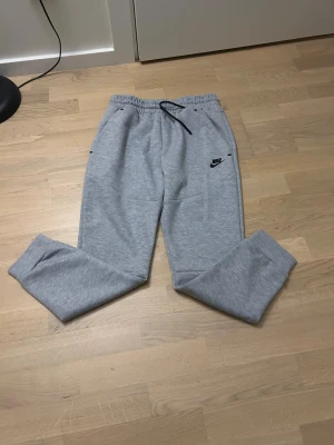 Nike tech byxor  - Nya Nike tech byxor för ett bra pris