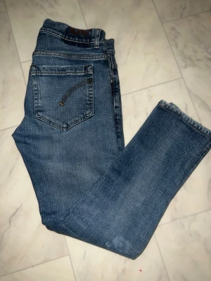Dondup jeans - Säljer ett par blåa Dondup jeans. Skick 10/10 endast testade. W32. Skriv vid intresse eller fundering. Priset går att diskuteras.