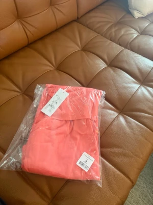 Coral yoga pants  - Coral baggy yoga pants från GinaTricot nya med prislappen kvar, i storlek S. Helt slutsålda. 