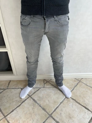 Replay Jeans Anbass W31 L34 - Säljer nu ett par gråa replay jeans, skick 10/10. Bara att höra av sig vid minsta fundering! 