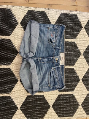 LÅGMIDJADE HOLLISTER SHORTS - Supersnygga hollistershorts i bra skick med låg midja.  W27 men små i storlek passar som en liten S. Midjemått:76cm