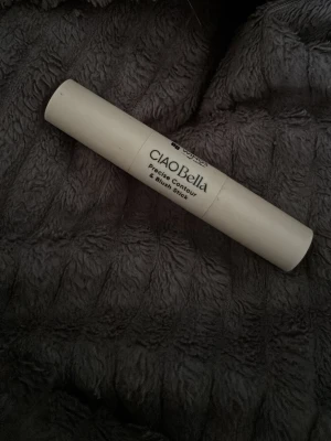 CIAO Bella Contour & Blush Stick - Dubbeländad stick från CIAO Bella med en krämig rosa rouge i ena änden och en brun contour i andra. Smidig att använda och perfekt för att skapa både färg och definition i ansiktet. Förpackningen är beige och cylinderformad.