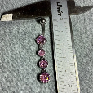 ✨ NY oanvänd navelpiercing med hänge - Kirurgiskt stål 316L - ✨ NYTT oanvänt smycke i kirurgiskt stål! 🌸 Hållbart & Rostfritt: Slitstarkt 316L-stål som inte oxiderar eller rostar av fukt. 🌸 Säkert: Industristandard, skonsamt för läkta piercingar.  🛍️ 30 % BUNDLE-RABATT! Köp fler artiklar från min shop och få 30 % på allt! ✨ 📦 Frakt: Endast spårbart via Plick SafePay för vår trygghet.