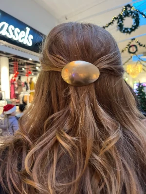 Handgjort hårspänne - Snygg hårklämma i metall med oval form. Perfekt för att hålla halva håret uppe och ger en stilren look. Enkel att använda och passar till många frisyrer. Det är gjort på en sked med en klämma på baksidan✨