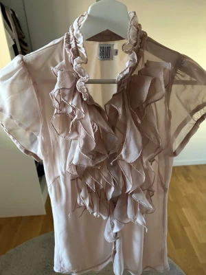 Saint Tropez - Ljusrosa volangblus - strl S - Supersöt ljusrosa blus från Saint Tropez med transparent tyg och volangdetaljer framtill. Blusen är i storlek S men skulle själv säga att den passar från både XS - M💕 Säljer den pågrund av att den inte används längre då jag gillar den mer ”classy looken” på mig själv men älskar blusen endå💕 Skuööe passat jättebra till sommaren med kjol eller lågmidjade jeans. Skriv till mig om du skulle vilja ge ett annat prisförslag💕