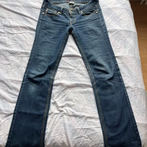 Lågmidjade jeans - Säljer dessa snygga par lågmidjade jeans i modellen straight. Tveka inte att höra av er om mått eller fler bilder på❤️