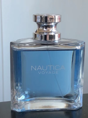 Nautica Voyage EDT 100ml - Fräsch herrparfym, Nautica Voyage EDT 100 ml. Perfekt för dig som gillar marina och friska dofter. 🌊Endast använd ett fåtal gånger.  Ny pris: 200-300kr, säljer för 79kr på grund av att jag inte får användning av den. Fråga vid minsta fundering!☺️