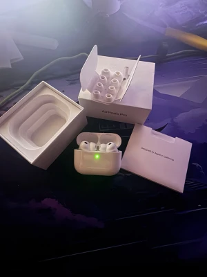 Apple AirPods Pro 3 ANC  - Säljer ett par vita Apple AirPods Pro med trådlöst laddningsetui. Hörlurarna har en stilren och kompakt design, Perfekta för dig som vill ha grymt ljud och smidig anslutning till din iPhone. Den är inte använd bara testad så att den fungerar. Pris kan diskuteras!
