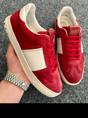 Valentino flycrew  - Snygga flycrews i bra skick. Storlek 41 men passar även 42. Alla nitar kvar. Box och dustbag finns. Felfria förutom att boxen har en liten skada. 