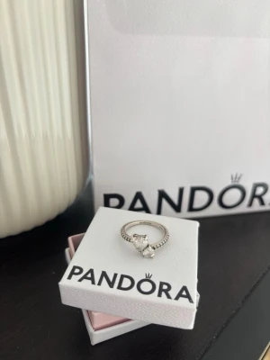 Pandora ring dubbelhjärta  - Pandora ring i storlek 54mm. Ringen är rejäl och väldigt fin inte kommit till stor användning. Får med ask och påsen. 💕54 mm i omkrets motsvarar oftast storlek 54 i Sverige (EU-storlek), vilket innebär en inre diameter på cirka 17,2 mm.  Kan gå ner i pris såklart, så ge prisförslag