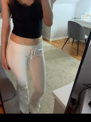 Vita mjukisbyxor från Nelly - Säljer ett par vita mjukisbyxor som är low waist med utsvängda ben. Byxorna har en enkel och clean look, perfekta för chill dagar hemma eller när du vill vara bekväm. Tillverkade i mjukt material som känns skönt mot huden. Är köpa på Nelly. Knappt använda. Skriv gärna om ni har några frågor!