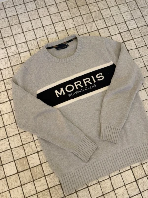 Morris Tröja - Morris Tröja | Stickad | Grå | Storlek L, men sitter som M, passar 180-185 | Nypris 1699, slutsåld! mitt pris endast 499 | skick 9/10, som ny | Bara att höra av sig vid frågor eller fler bilder! |