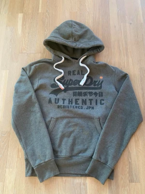 Superdry hoodie vintage grå storlek S  - Snygg grå hoodie från Superdry med riktigt bra skick ~ Storleken är S men tycker den är något litet större, hör av er om ni har några frågor!