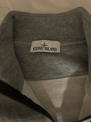 Grå ziptröja från Stone Island - Nu säljer jag mina Stone Island plagg tröttnat på stilen och vill testa något nytt sjävklart äkta kom priv för bevis hör av er vid frågor….                      Pris kan diskuteras 
