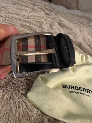 Burberry bälte - Storlek 85-90cm. Använd 1 gång. Köpt på nk och kvitto finns