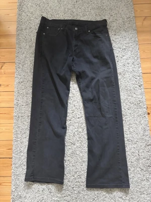 Svarta Levi's 569 - Säljer mina svarta Levi's 569or. Hör av er om ni har frågor eller funderingar!