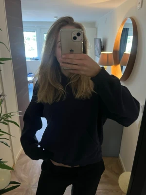 Mörblå hoodie  - Jätte mysig mörkblå hoodie! 