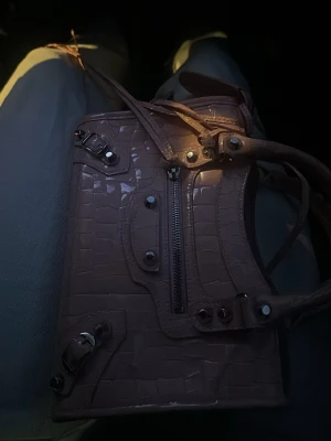 Ljusrosa croco handväska - Säljer Balenciaga väska i mini rosa croco har tyvärr inget kvitto skriv för mer bilder.