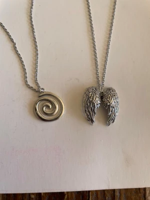 2 halsband  - Jag och dottern gör halsband och säljer nu här nån/några av favoriterna  .  Halsband är rostfritt stål 50cm, berlock är zinklegering . Priserna är fasta 