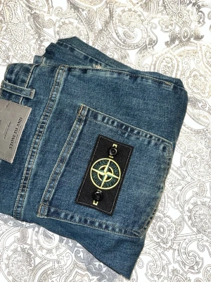 Stone Island Jeans - Hej! Ett par simpla och raka jeans från Stone Island är nu till salu. Ej används på länge. Inga skador eller liknade och priset kan förstås ändras vid en snabb affär. Modellen är 182cm och väger runt 70kg. 😊