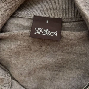 Hel zip  Oscar Jacobson - Snygg hel zip tröja tunn från Oscar Jacobson i storlek S. Litet hål i sömnen på ena sidan men knappast märkbart! Tveka inte på att höra av dig vid frågor eller funderingar 