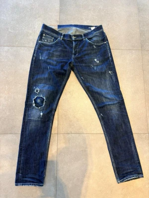 Dondup jeans - Tjena, säljer nu dessa riktigt snygga dondup jeans anbass i Stl 35 sitter W33. Dom är i riktigt bra skick. Nypris 3000✅Vid minsta funderingar så är det bara att höra av sig//Allt gott