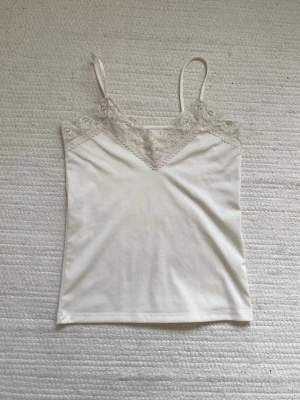 Spetslinne - Fint cremevit spetslinne som tyvärr var förstor för mig