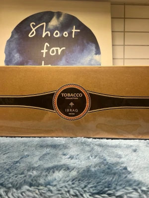 Ibraq exklusivt parfymset 9-pack - Exklusivt erbjudande – Tobak Collection från Ibrahim Al Qurashi   Upptäck en lyxig doftupplevelse med denna eleganta box innehållande 9 unika tobaksinspirerade parfymer.  Detaljer: • 9 st parfymflaskor  • 20 ml per flaska  • Perfekt för både vardag och speciella tillfällen  • Lyxig presentbox – perfekt som gåva   Varje doft tar dig med på en resa – från varm, kryddig tobak till mjuka, eleganta noter.  100% original – jag tar in produkterna själv från Saudiarabien, så du kan känna dig helt trygg 