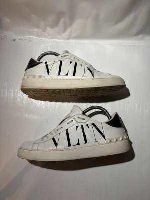 Valentino skor - Hej! Säljer nu mina skor från märket Valentino, storlek 40 bra skick, allt på bilden ingår. Tveka inte på att höra av dig om du har frågor eller funderingar kring skorna! 