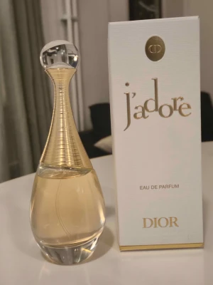Dior J'Adore EdP 50ml - Se bild för mängd. Blommig doft som håller länge.