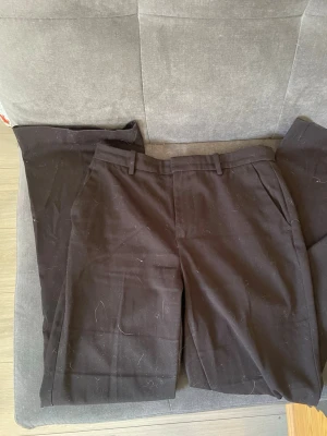 Svarta kostymbyxor med raka ben - Dem är smått utsvänga nedtill. Inga bakfickor. Jag skulle säga att dem är stl 36 men lappen säger 38. Skriv vid funderingar💗