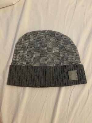 Grå mössa  - Skriv för fler bilder!